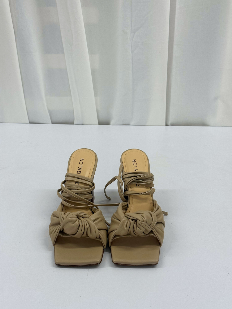 Beige læder sandaler med hæl, str. 40,5