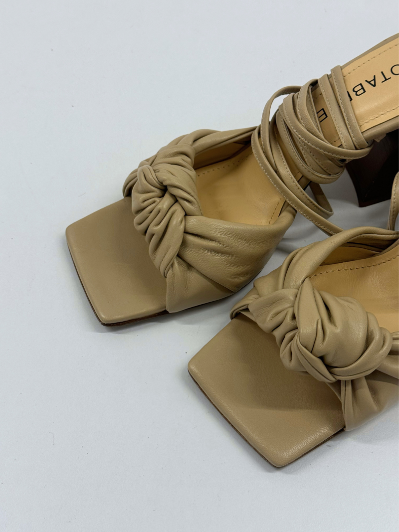 Beige læder sandaler med hæl, str. 40,5