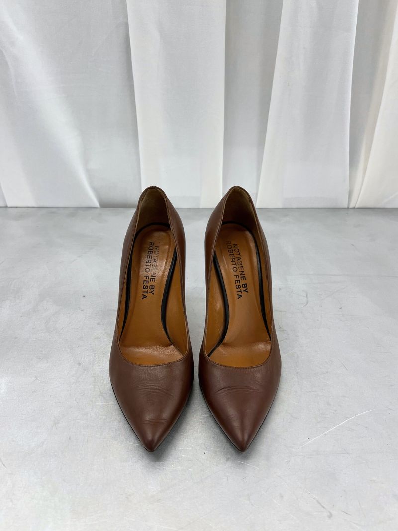 Brune pumps, str. 40