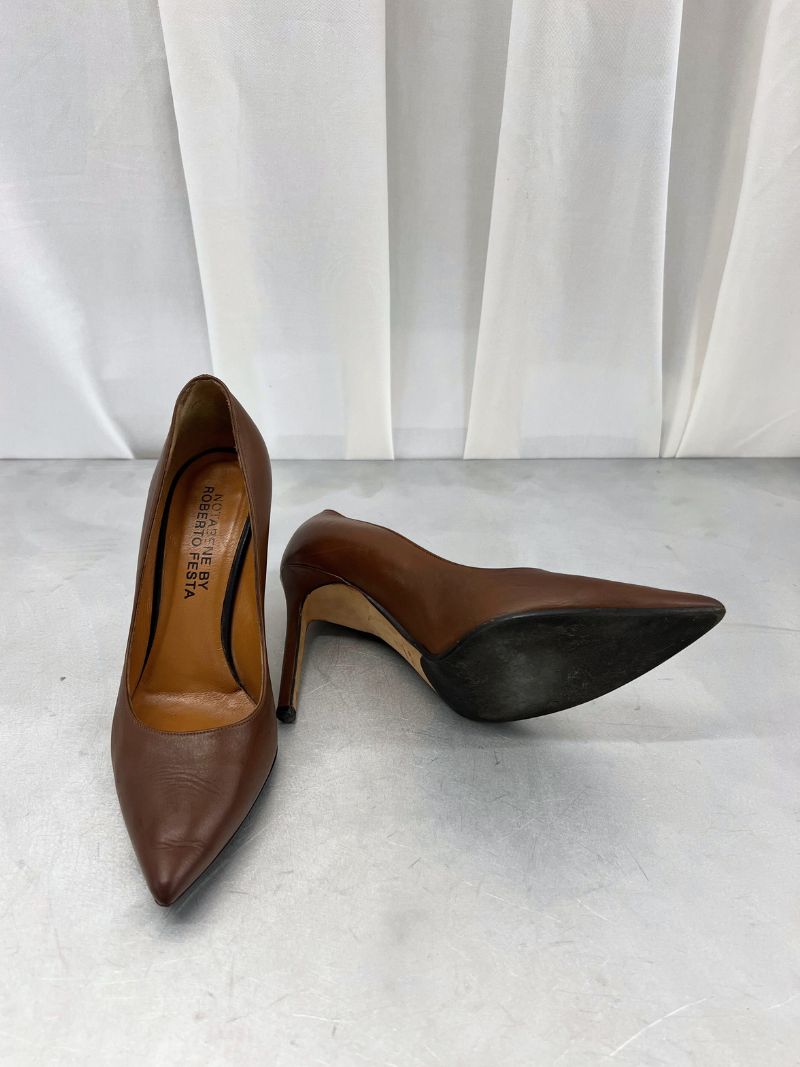 Brune pumps, str. 40