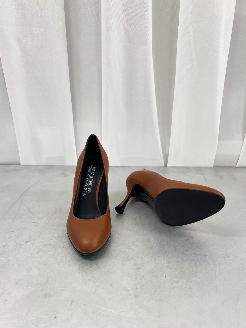 Brown pumps with a rounded toe, size 36