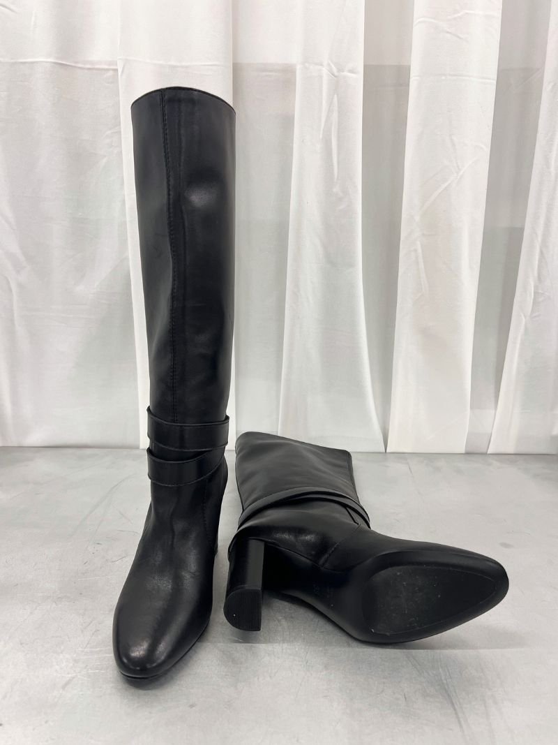 Tall boots with detachable straps