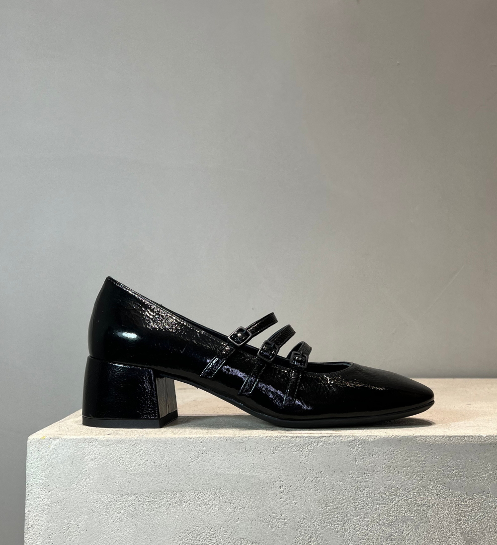 Sample, pump, black patent, size 37