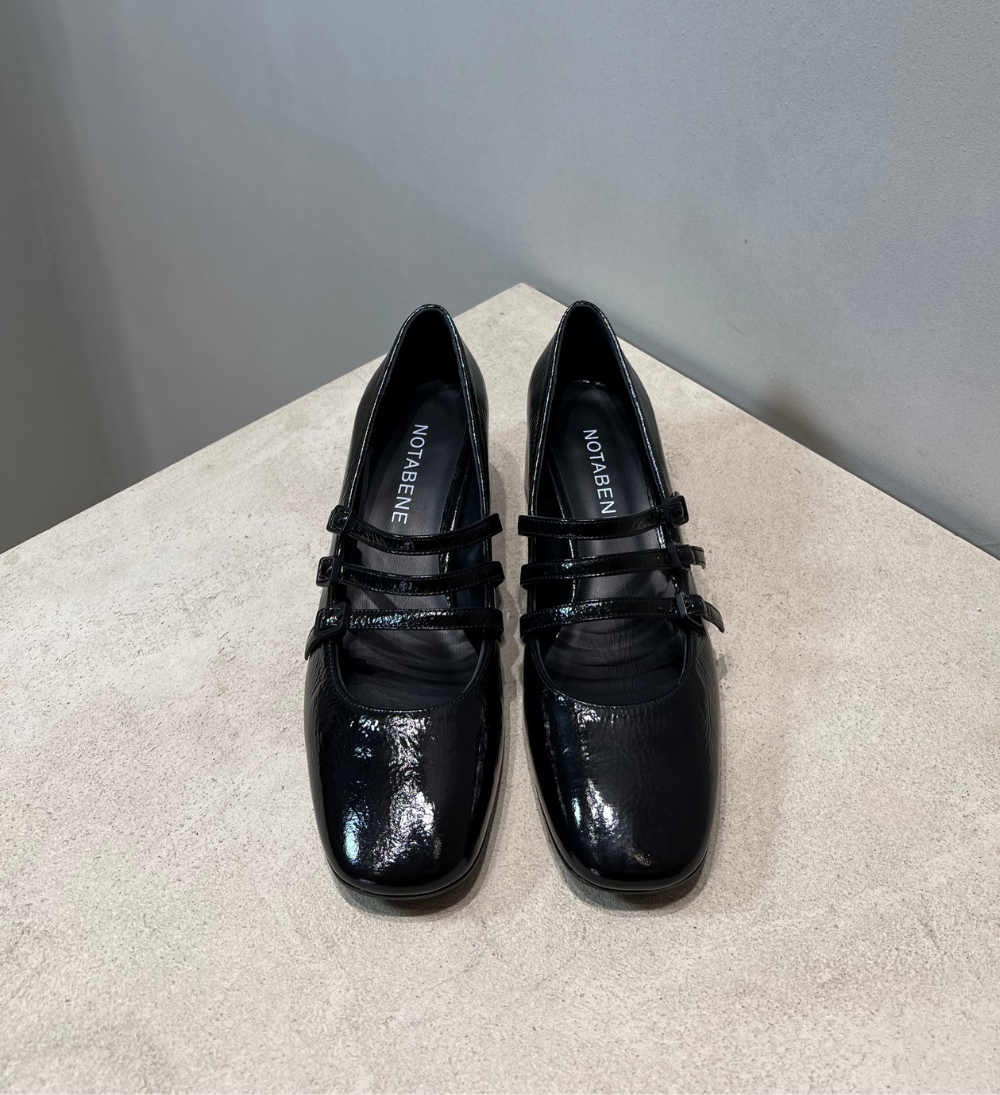 Sample, pump, black patent, size 37