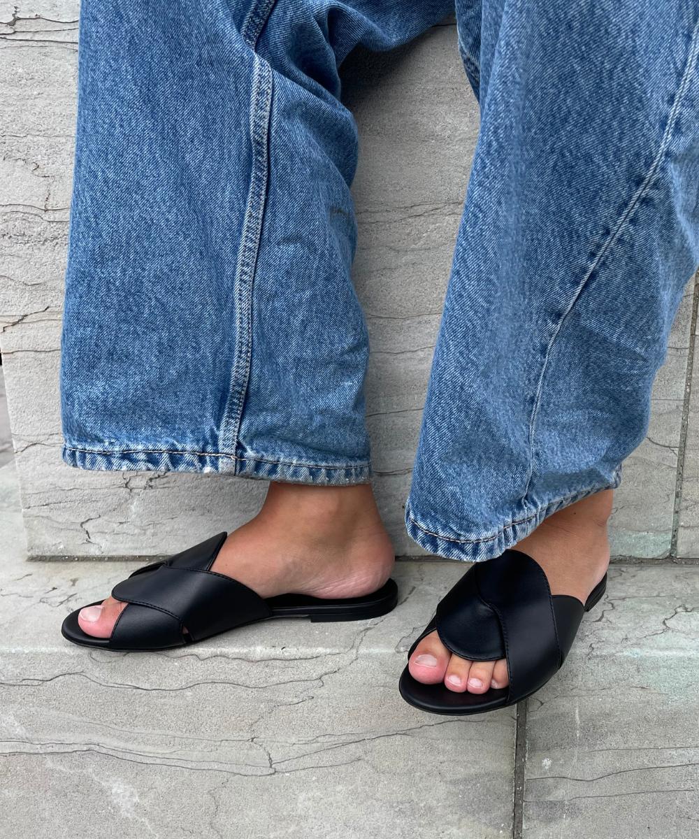 Fanny sandals, black leather