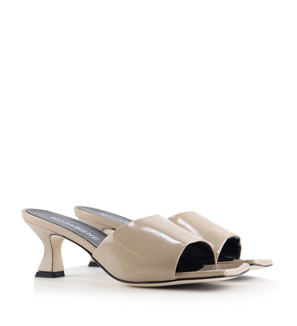 Lotus sandaler, nude lak
