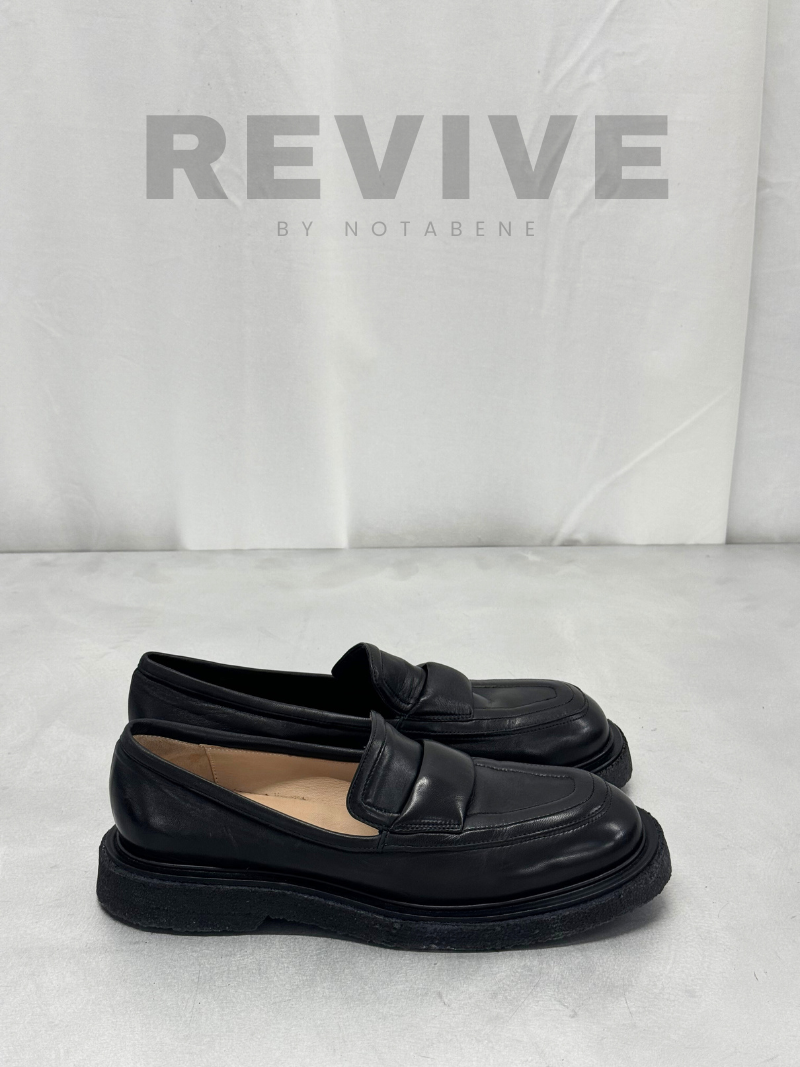 Classic loafer in black leather, size 39.5