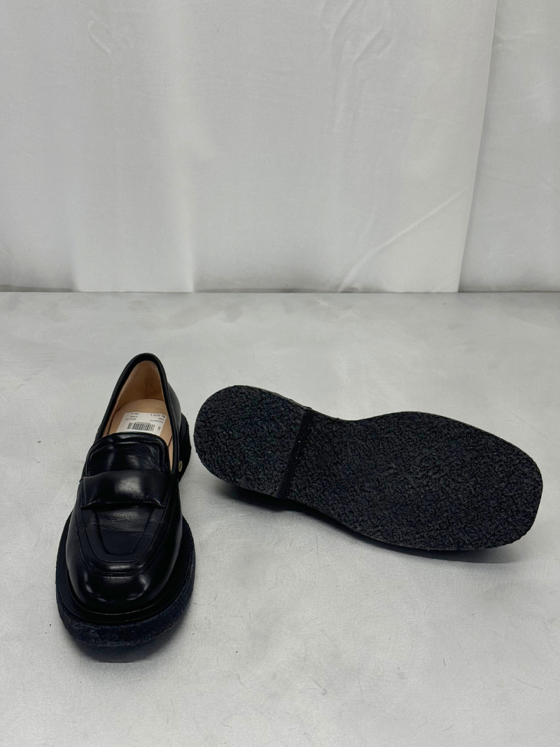 Classic loafer in black leather, size 39.5