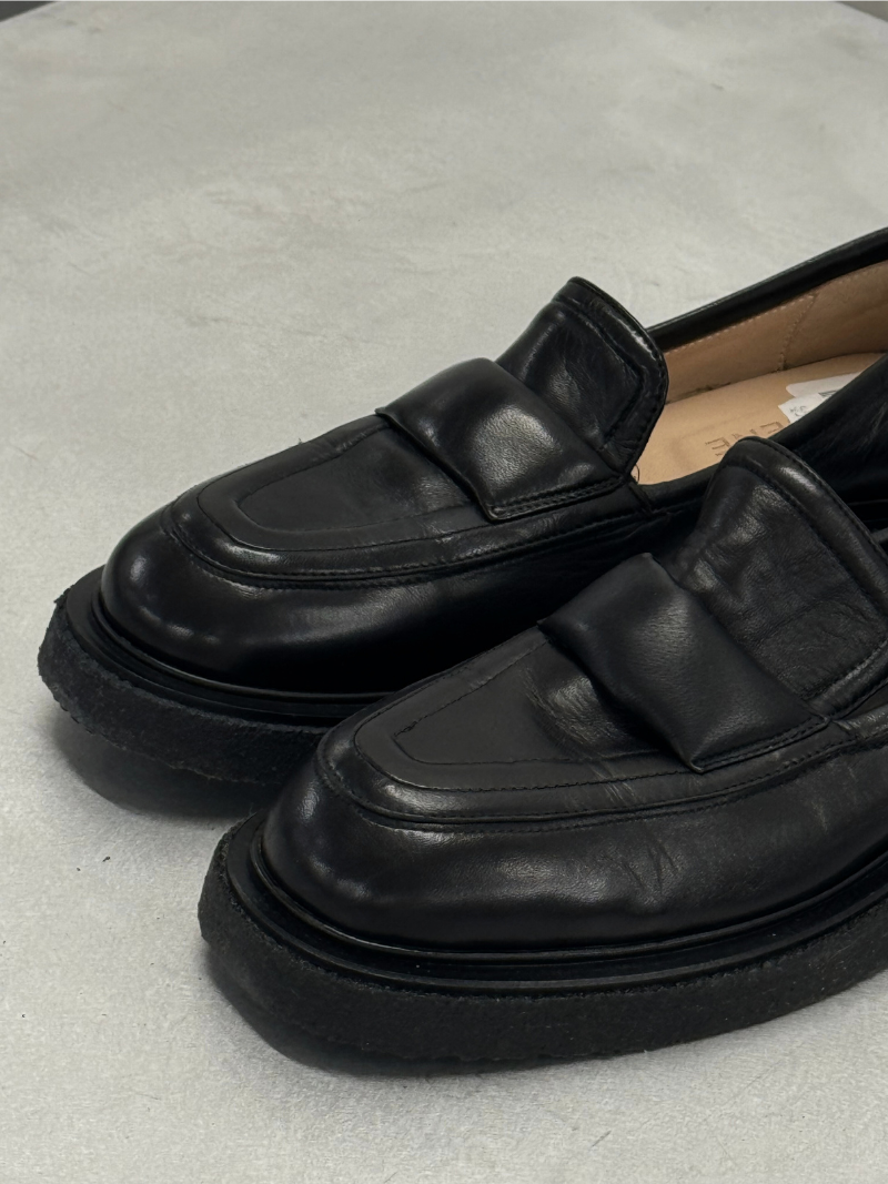 Classic loafer in black leather, size 39.5