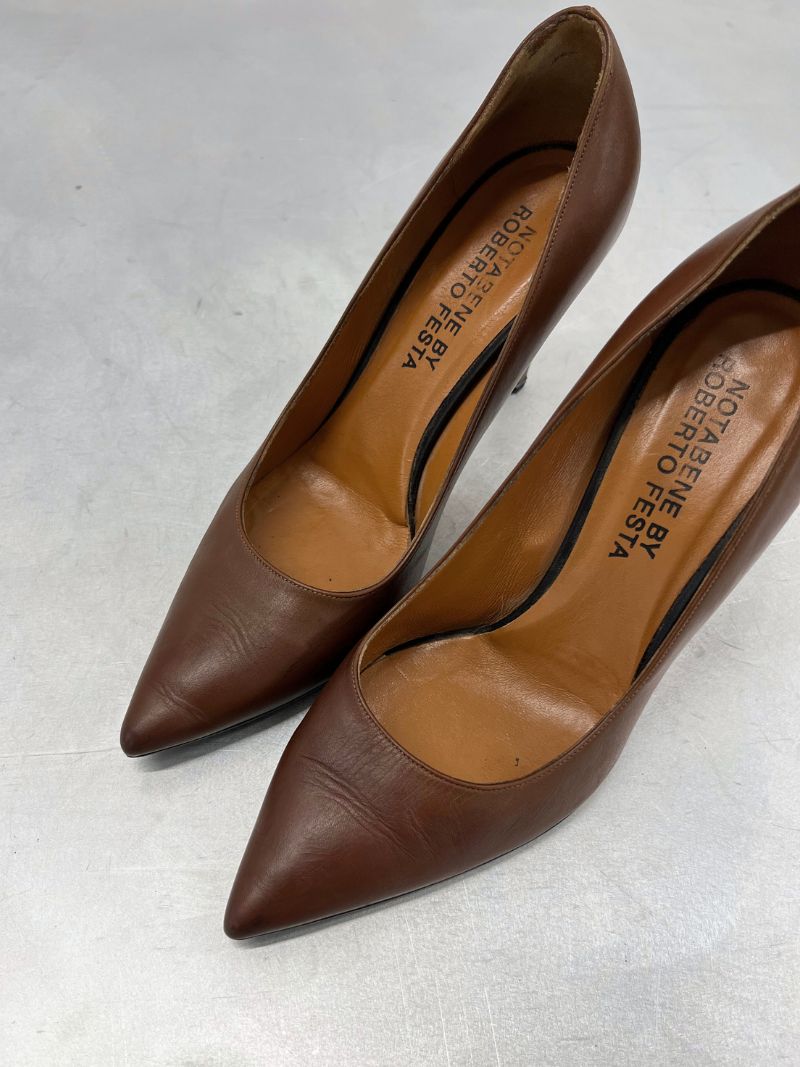 Brune pumps, str. 40