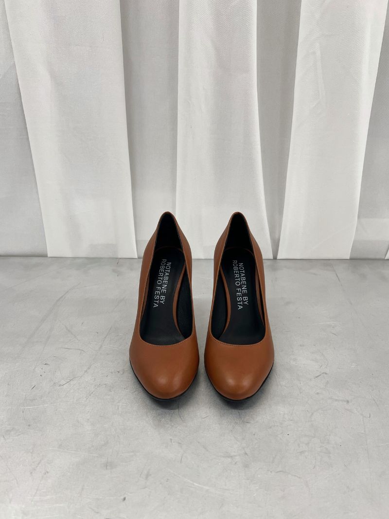 Brown pumps with a rounded toe, size 36