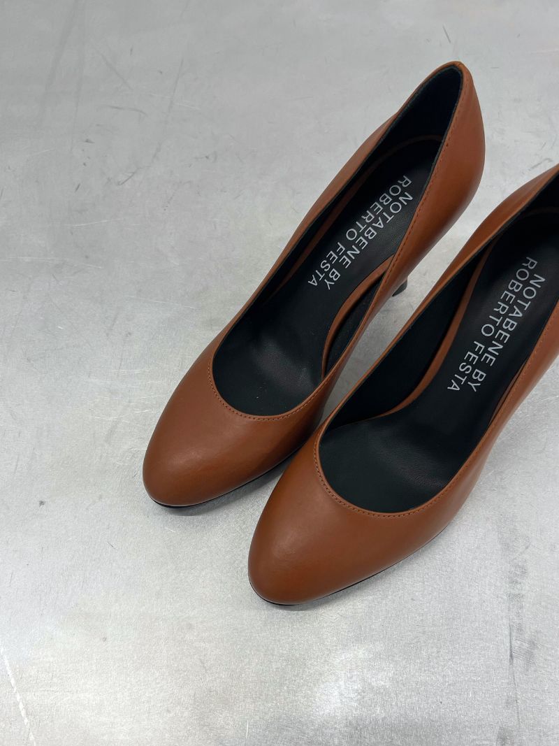 Brown pumps with a rounded toe, size 36