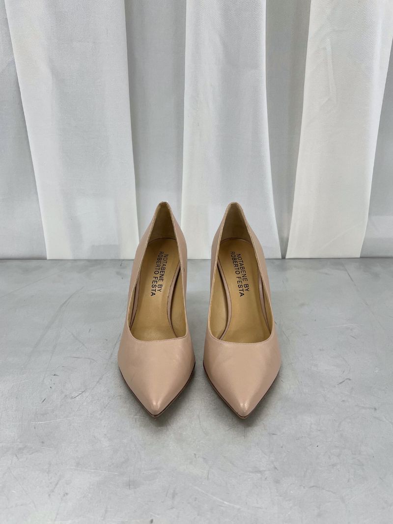 Nude pumps with a pointed toe, size 40