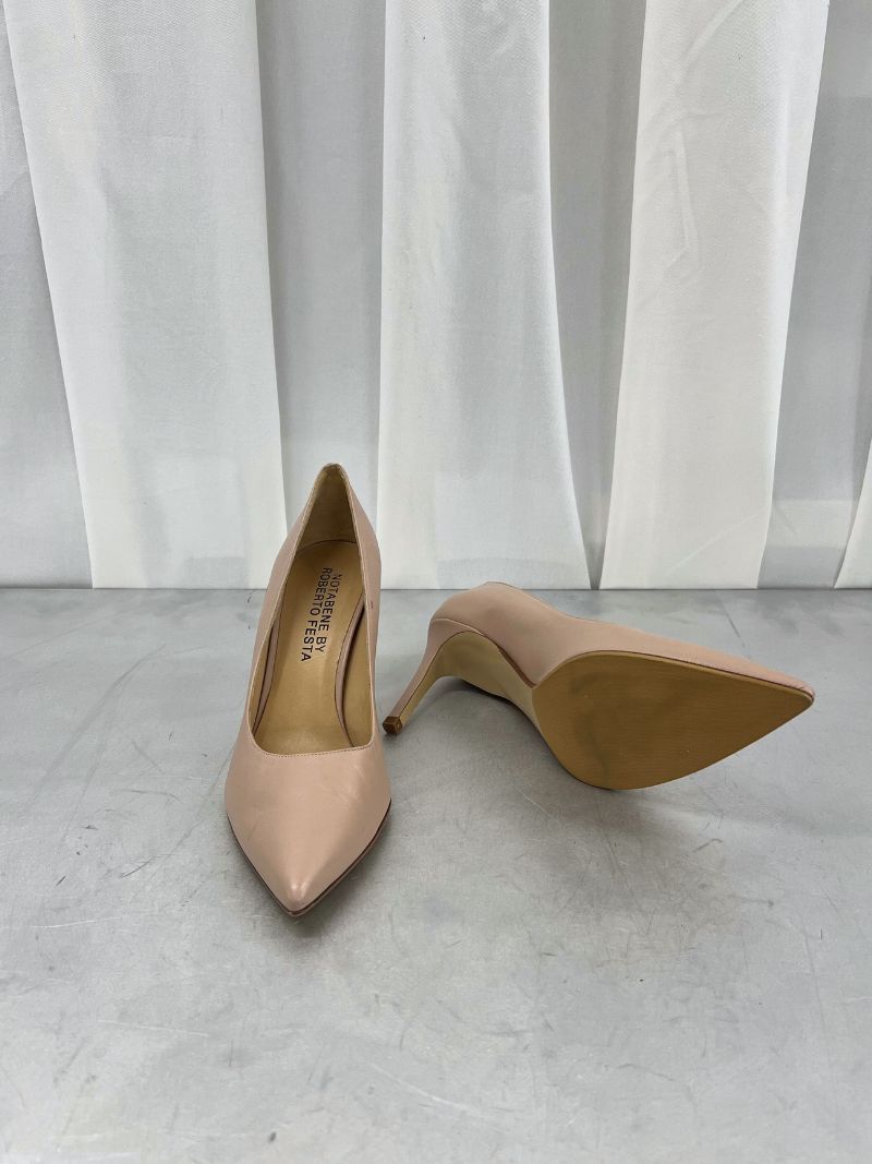 Nude pumps with a pointed toe, size 40