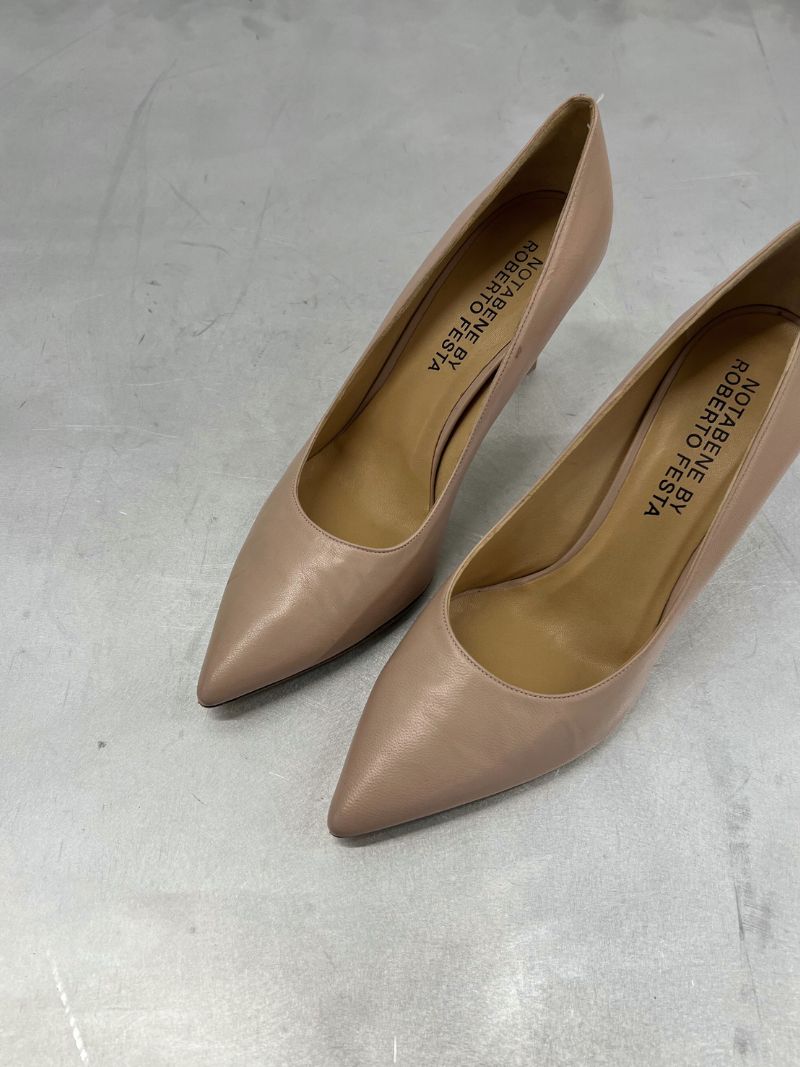 Nude pumps with a pointed toe, size 40
