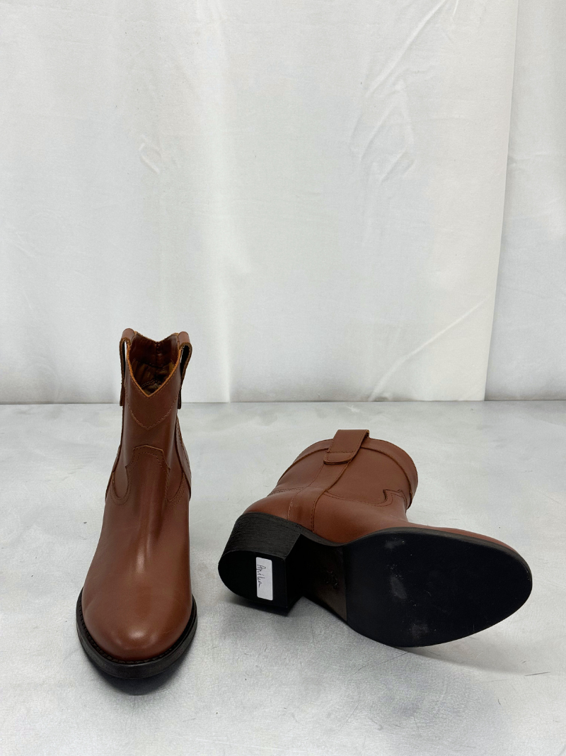 Brown boot with cowboy look, size 39