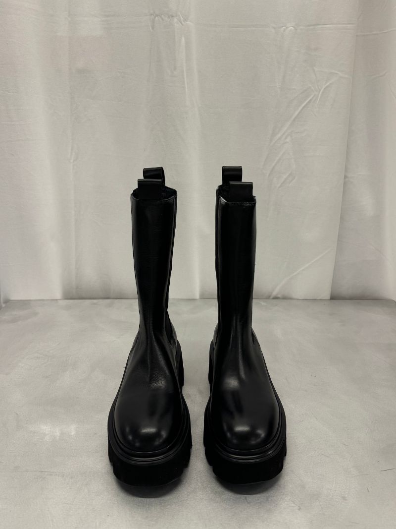 Black leather boots, size 40.5