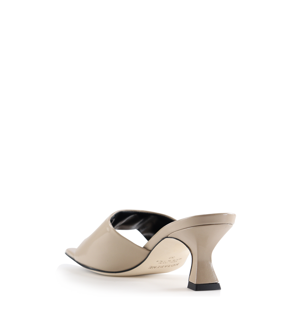 Lotus sandaler, nude lak