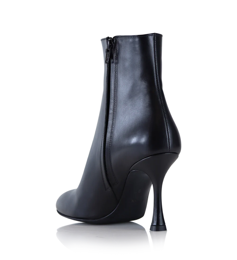 DAGMAR, Black Leather