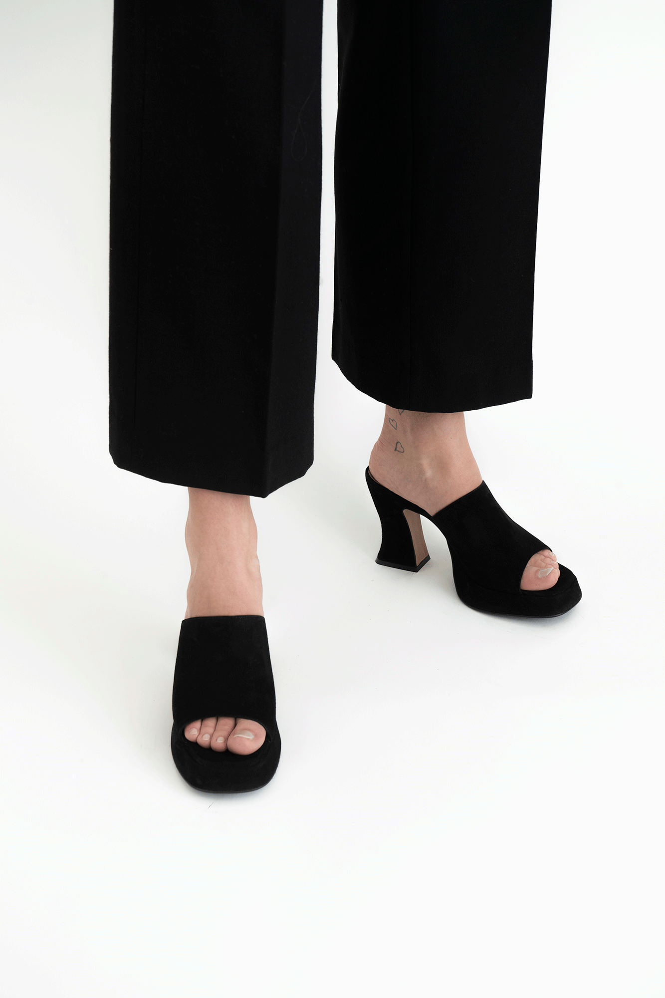 Amara plateau sandals, black suede