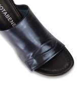 AIDA, Black Leather