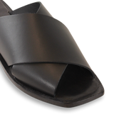 Notabene Clara, Black